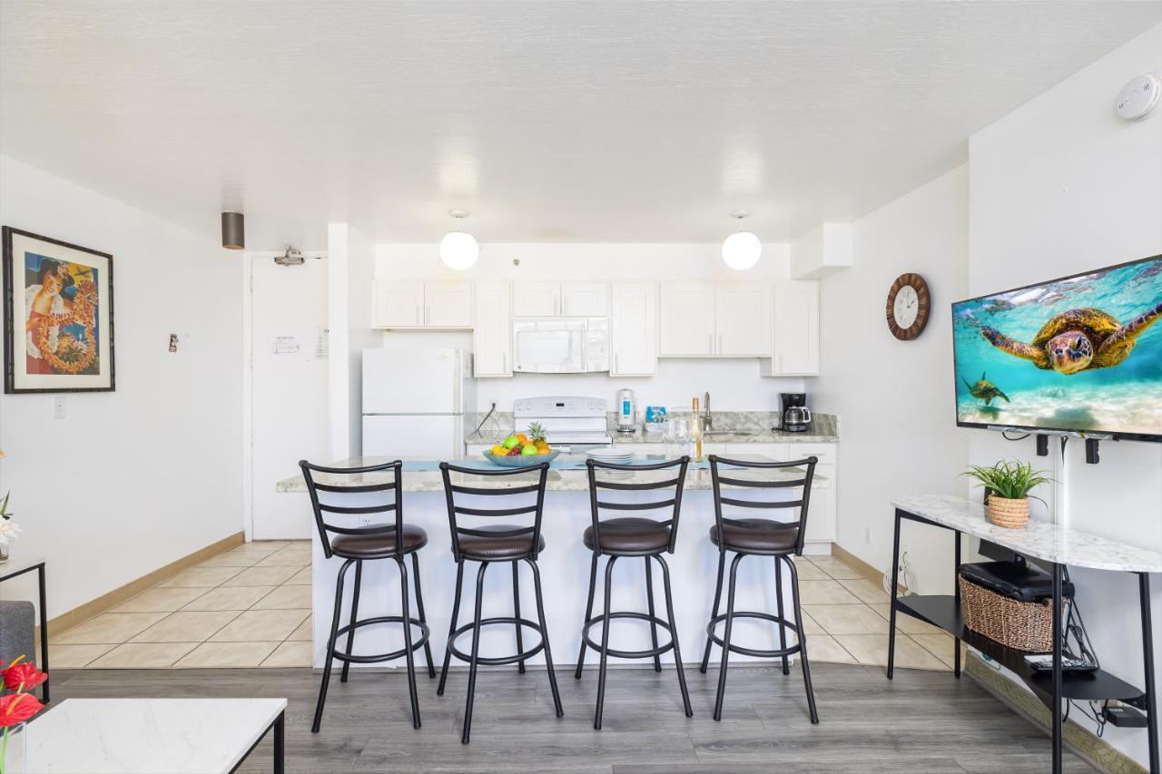 Waikiki Escapade Mountain Views Condo, Steps To Beach With Parking Perk Honolulu Exterior photo